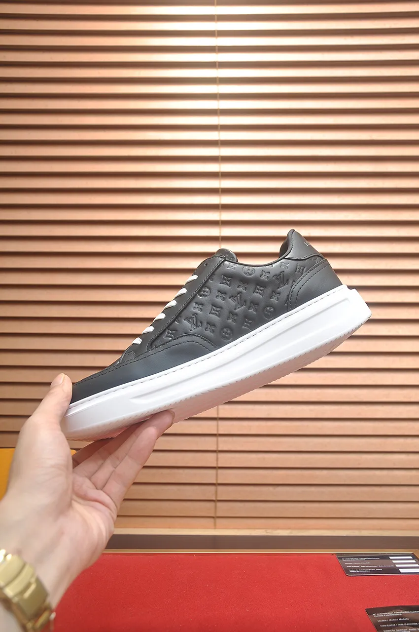 Men's men's shoes 💰640💶Original development, quality shipping, welcome to compare - LV sneaker series sports shoes introduce the loose silhouette of the ready-to-wear series into the spring and summer men's wear shows and make an eye-catching appearance. The cow leather upper is combined with rough fabric laces, and colorful beading highlights the brand's classic elements. LV letters mark the tongue and Monogram floral outsole. Mixed materials Made of top-grain cowhide, thick shoelace design, large Monogram print on the side, mesh lining and cotton feet, the comfort is as extreme as ever, premium heritage, quality first, worth owning! Size: Men’s 38-45 (45 is custom-made and cannot be returned or exchanged)
